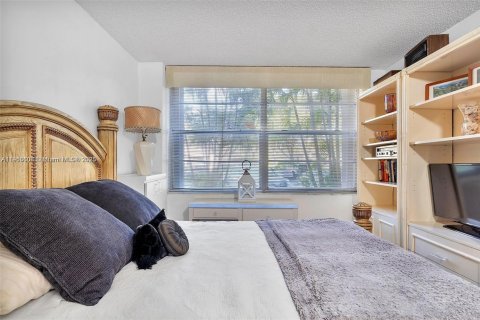 Condo in Pembroke Pines, Florida, 2 bedrooms  № 2082525 - photo 20