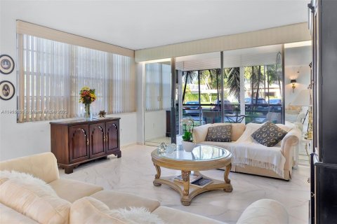 Condo in Pembroke Pines, Florida, 2 bedrooms  № 2082525 - photo 7