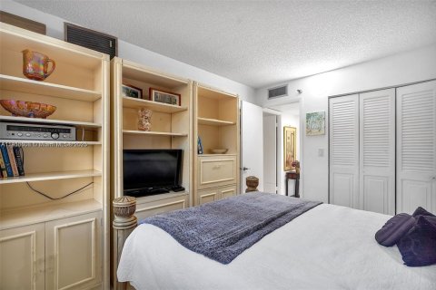 Condo in Pembroke Pines, Florida, 2 bedrooms  № 2082525 - photo 21