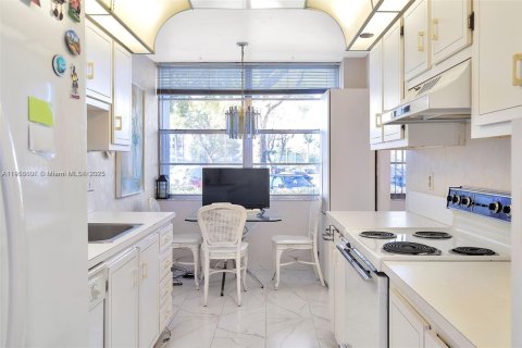 Condo in Pembroke Pines, Florida, 2 bedrooms  № 2082525 - photo 13