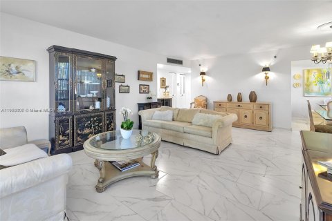 Condo in Pembroke Pines, Florida, 2 bedrooms  № 2082525 - photo 8