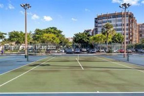 Condo in Pembroke Pines, Florida, 2 bedrooms  № 2082525 - photo 26