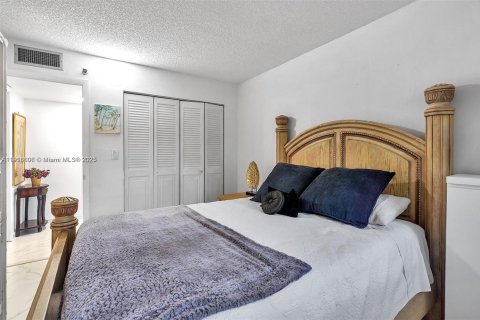 Condo in Pembroke Pines, Florida, 2 bedrooms  № 2082525 - photo 19