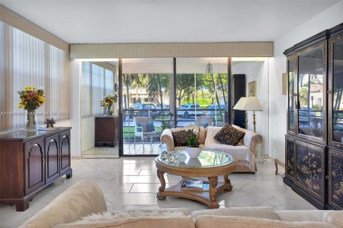 Condo in Pembroke Pines, Florida, 2 bedrooms  № 2082525 - photo 10