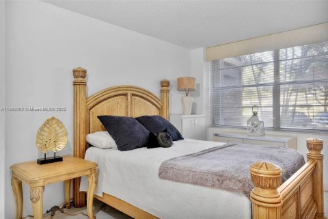 Condo in Pembroke Pines, Florida, 2 bedrooms  № 2082525 - photo 18