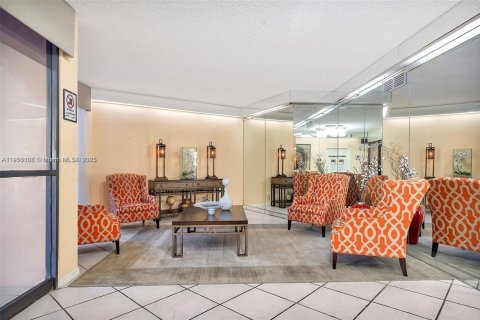 Condo in Pembroke Pines, Florida, 2 bedrooms  № 2082525 - photo 3