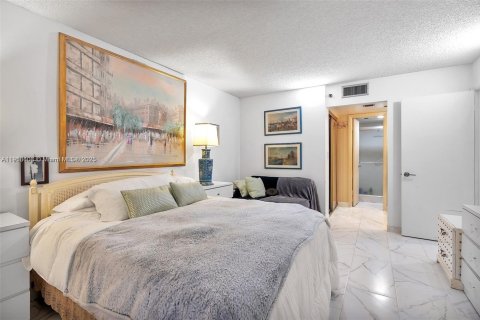 Condo in Pembroke Pines, Florida, 2 bedrooms  № 2082525 - photo 17