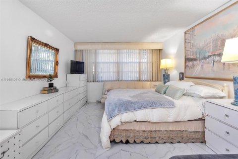 Condo in Pembroke Pines, Florida, 2 bedrooms  № 2082525 - photo 16