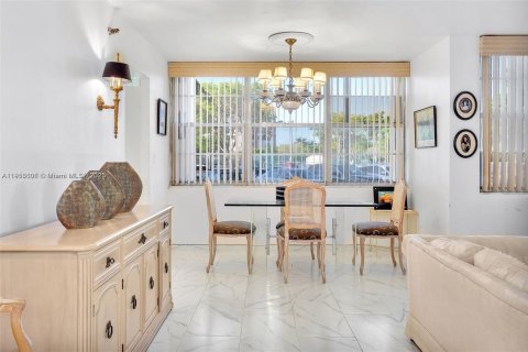 Condo in Pembroke Pines, Florida, 2 bedrooms  № 2082525 - photo 5