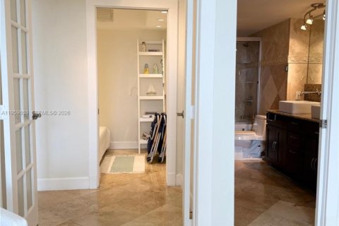 Condo in Aventura, Florida, 2 bedrooms  № 2052932 - photo 16