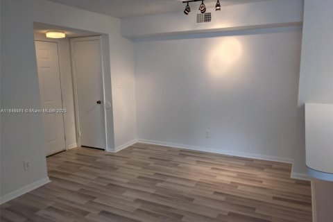 Снять в аренду кондоминиум в Холливуд, Флорида 2 спальни, 98.48м2, № 1957962 - фото 11