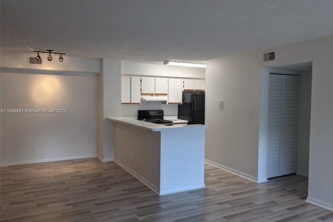 Снять в аренду кондоминиум в Холливуд, Флорида 2 спальни, 98.48м2, № 1957962 - фото 4