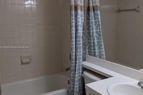 Снять в аренду кондоминиум в Холливуд, Флорида 2 спальни, 98.48м2, № 1957962 - фото 8