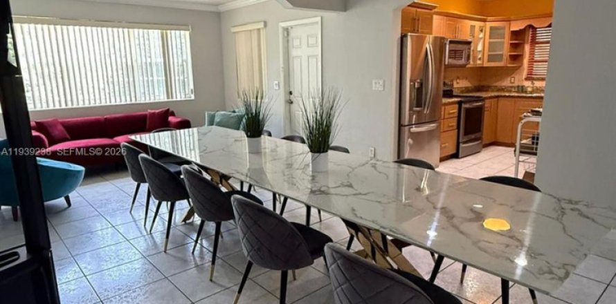 Condo in Miami, Florida, 3 bedrooms  № 1996558