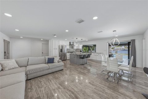 House in Saint Petersburg, Florida 4 bedrooms, 187.11 sq.m. № 2166741 - photo 9