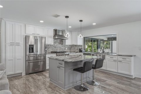 House in Saint Petersburg, Florida 4 bedrooms, 187.11 sq.m. № 2166741 - photo 11