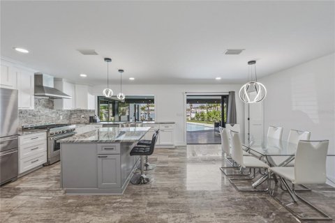 House in Saint Petersburg, Florida 4 bedrooms, 187.11 sq.m. № 2166741 - photo 10