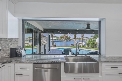 House in Saint Petersburg, Florida 4 bedrooms, 187.11 sq.m. № 2166741 - photo 13