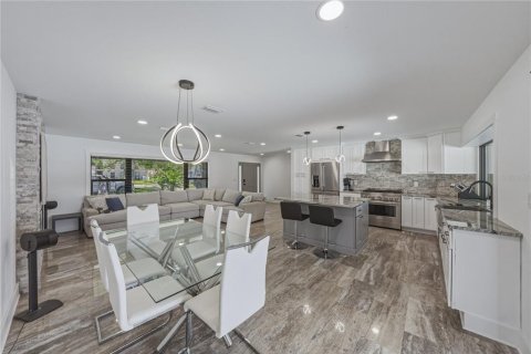 House in Saint Petersburg, Florida 4 bedrooms, 187.11 sq.m. № 2166741 - photo 18