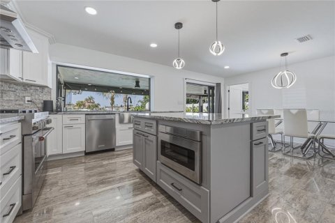 House in Saint Petersburg, Florida 4 bedrooms, 187.11 sq.m. № 2166741 - photo 15