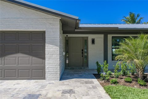 House in Saint Petersburg, Florida 4 bedrooms, 187.11 sq.m. № 2166741 - photo 4