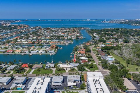 House in Saint Petersburg, Florida 4 bedrooms, 187.11 sq.m. № 2166741 - photo 2