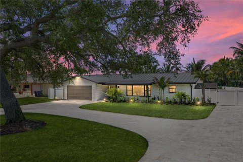 House in Saint Petersburg, Florida 4 bedrooms, 187.11 sq.m. № 2166741