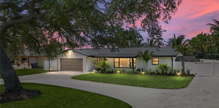 House in Saint Petersburg, Florida 4 bedrooms, 187.11 sq.m. № 2166741