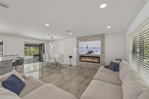 House in Saint Petersburg, Florida 4 bedrooms, 187.11 sq.m. № 2166741 - photo 6