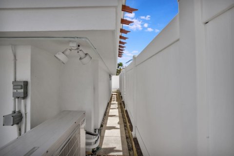 House in Lauderdale-by-the-Sea, Florida 3 bedrooms, 128.39 sq.m. № 1152138 - photo 1