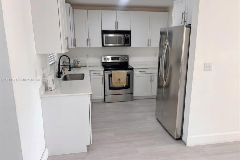 House in Lauderhill, Florida 4 bedrooms, 139.54 sq.m. № 1938808 - photo 5