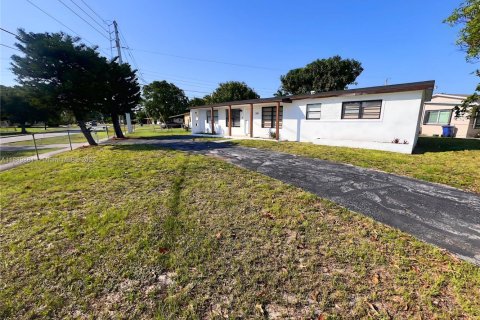 House in Lauderhill, Florida 4 bedrooms, 139.54 sq.m. № 1938808 - photo 22
