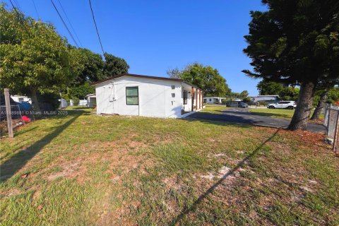 House in Lauderhill, Florida 4 bedrooms, 139.54 sq.m. № 1938808 - photo 21