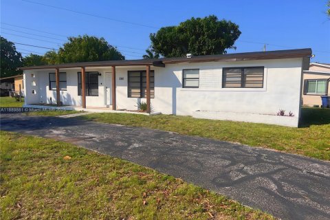 House in Lauderhill, Florida 4 bedrooms, 139.54 sq.m. № 1938808 - photo 1