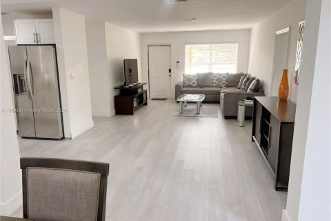 House in Lauderhill, Florida 4 bedrooms, 139.54 sq.m. № 1938808 - photo 9