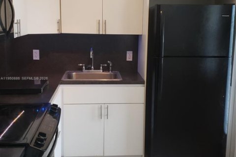 Condo in Hollywood, Florida, 1 bedroom  № 2006860 - photo 2