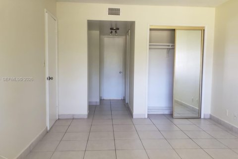 Condo in Hollywood, Florida, 1 bedroom  № 2006860 - photo 8