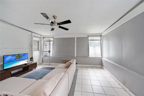 House in North Miami, Florida 2 bedrooms, 71.35 sq.m. № 1931229 - photo 7