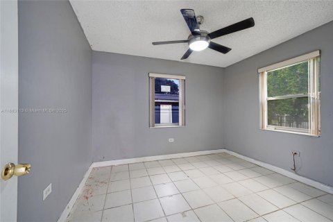 House in North Miami, Florida 2 bedrooms, 71.35 sq.m. № 1931229 - photo 10