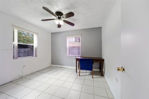 House in North Miami, Florida 2 bedrooms, 71.35 sq.m. № 1931229 - photo 12