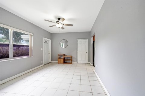 House in North Miami, Florida 2 bedrooms, 71.35 sq.m. № 1931229 - photo 4