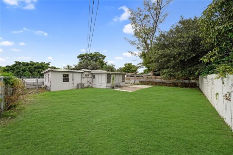 House in North Miami, Florida 2 bedrooms, 71.35 sq.m. № 1931229 - photo 20