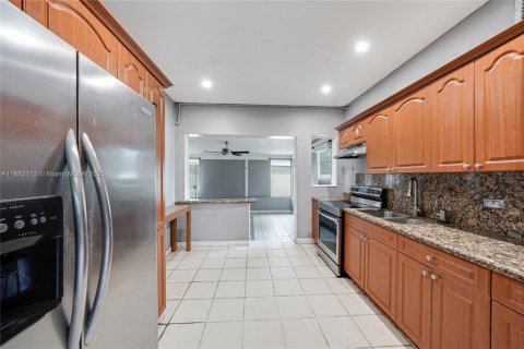 House in North Miami, Florida 2 bedrooms, 71.35 sq.m. № 1931229 - photo 5