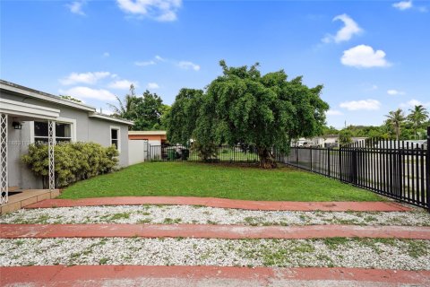 House in North Miami, Florida 2 bedrooms, 71.35 sq.m. № 1931229 - photo 2