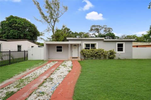 House in North Miami, Florida 2 bedrooms, 71.35 sq.m. № 1931229 - photo 1