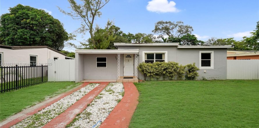 House in North Miami, Florida 2 bedrooms, 71.35 sq.m. № 1931229