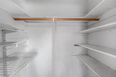 House in North Miami, Florida 2 bedrooms, 71.35 sq.m. № 1931229 - photo 11