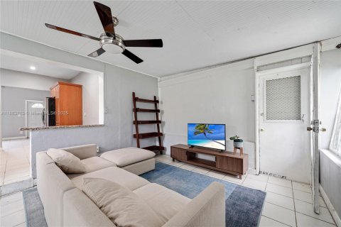 House in North Miami, Florida 2 bedrooms, 71.35 sq.m. № 1931229 - photo 8