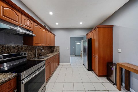 House in North Miami, Florida 2 bedrooms, 71.35 sq.m. № 1931229 - photo 6