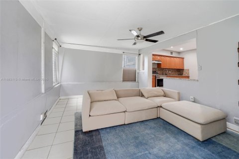 House in North Miami, Florida 2 bedrooms, 71.35 sq.m. № 1931229 - photo 9